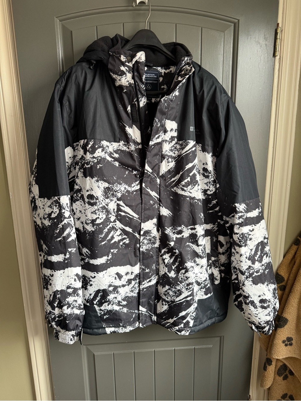 Black & White Mountain-Print Ski Jacket - Women's Snow Jacket